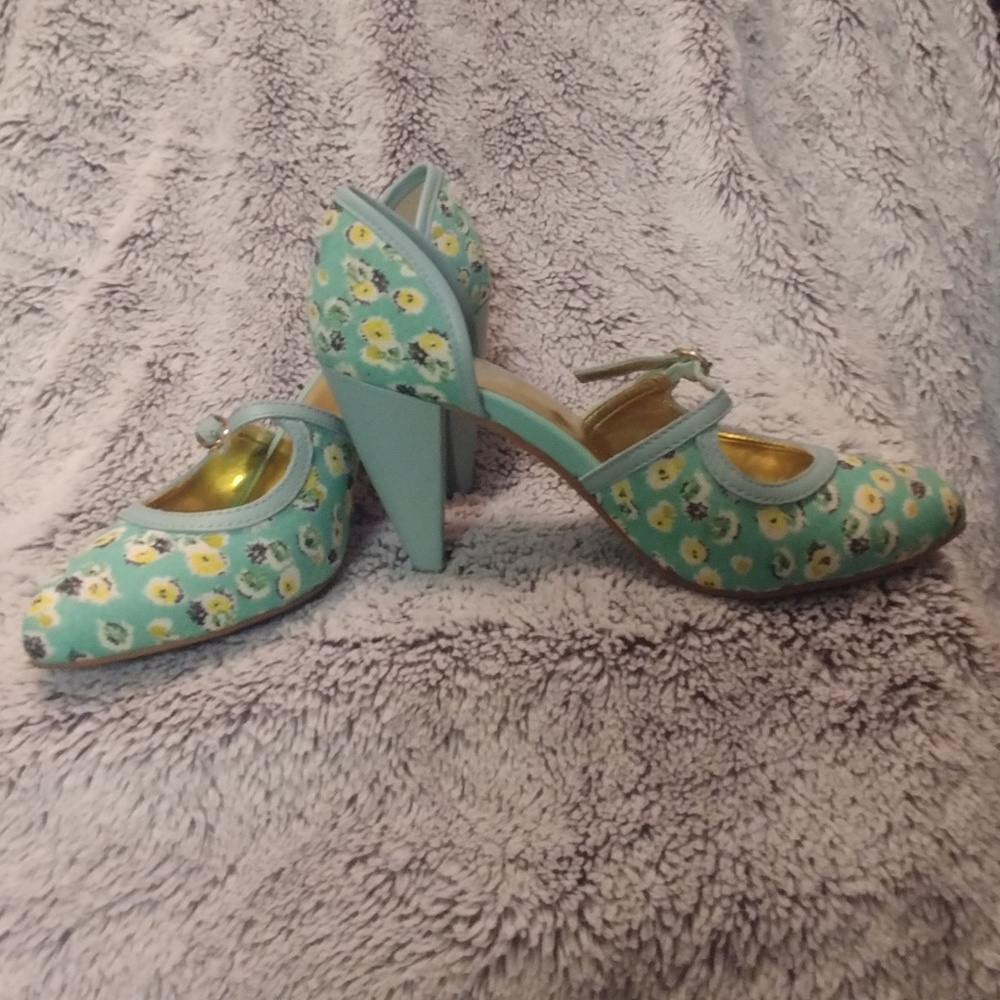 Architectural heel pumps
